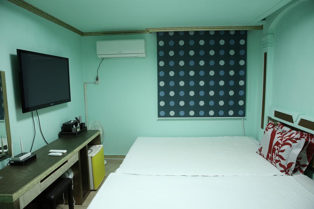 Moiri Guesthouse Йосу Екстериор снимка