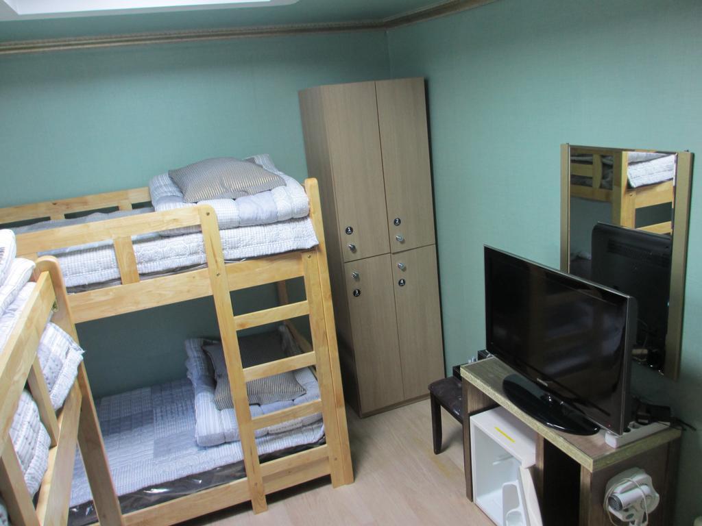 Moiri Guesthouse Йосу Екстериор снимка