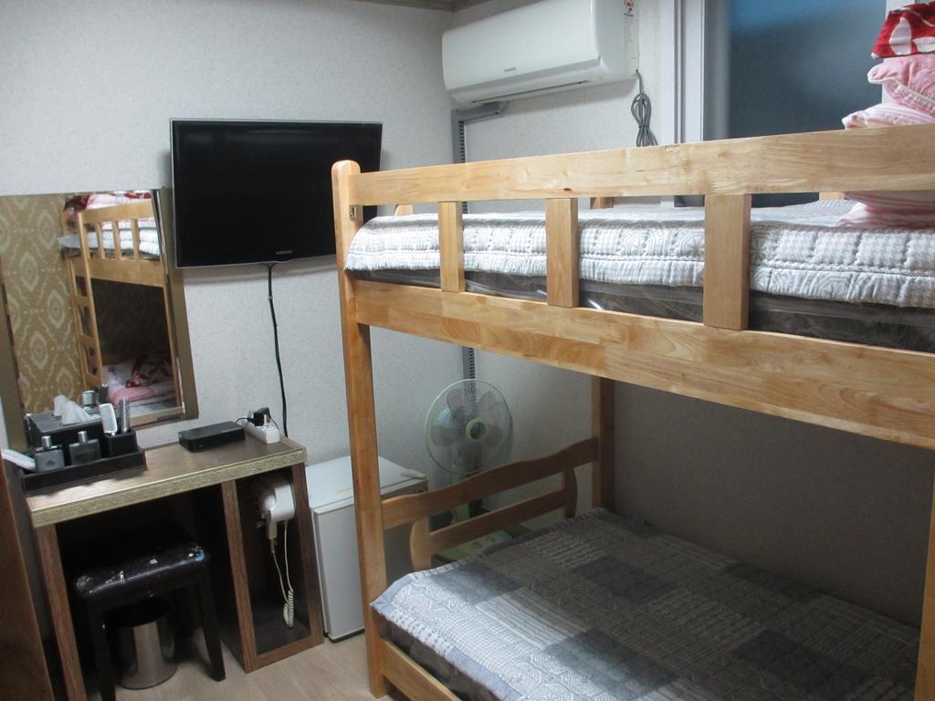 Moiri Guesthouse Йосу Екстериор снимка